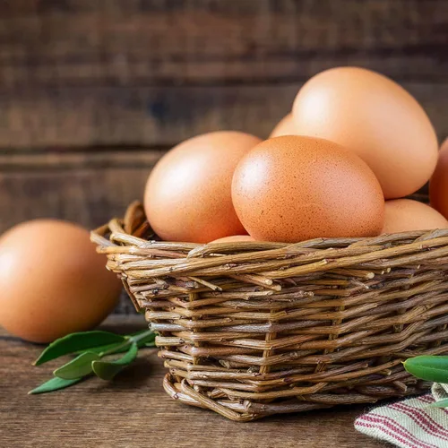 Vista 3 de YunKo Huevos de Pascua de madera, 6 piezas de huevos falsos para gallinero, huevos de Pascua para manualidades, huevos de nido marrón para poner