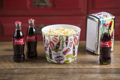Vista 2 de TableCraft CC401 Coca-Cola - Cubeta para palomitas de maíz/aperitivos "Pause & Refresh", cubo de plástico para palomitas de maíz, diseño retro