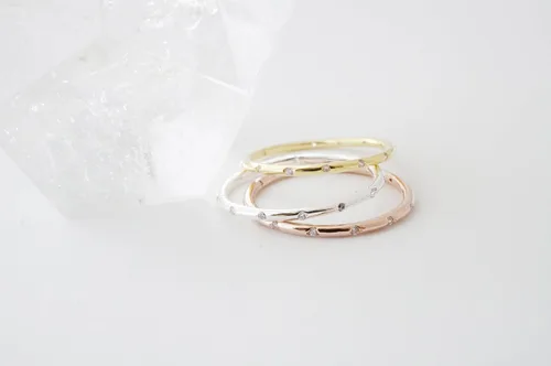 Vista 4 de Honeycat Anillo de cristal punteado en oro, oro rosa o plata Joyería minimalista y delicada