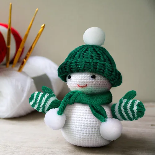 Vista 4 de Zhanmai 12 piezas de accesorios de muñeca de Navidad, kit de muñeca de Navidad, incluye sombreros, calcetines, guantes, conjuntos de bufanda