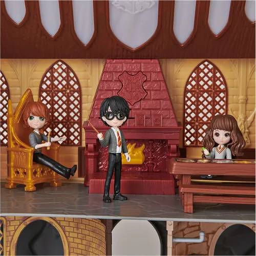 Vista 7 de Wizarding World Harry Potter, exclusivo castillo de Hogwarts de lujo de Magical Minis, 3 juegos de aula, 22 accesorios, 3 figuras, luces y sonidos
