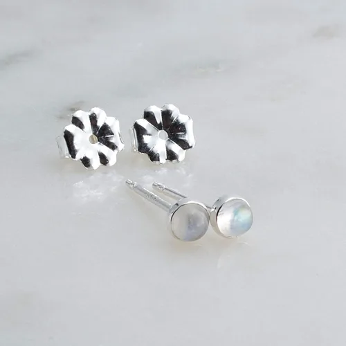 Vista 78 de Aretes pequeños de plata de ley para cartílago, tragus, hélix, múltiples piercings hipoalergénicos, piedra natal para mujer, juego de bisel