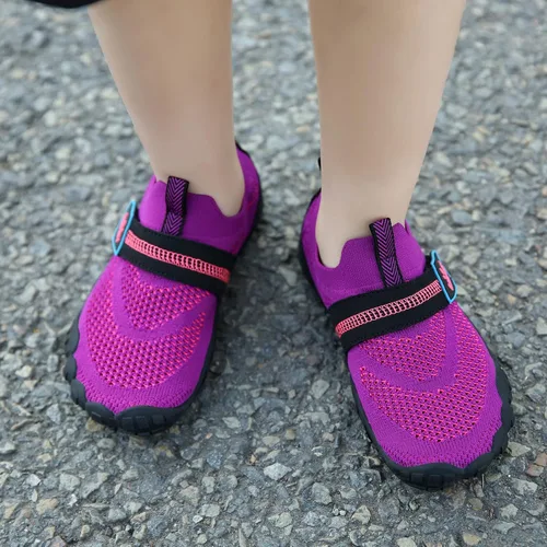 Vista 5 de UBFEN Zapatos de agua para niños y niñas, calcetines acuáticos descalzos, playa, deportes, natación, piscina, secado rápido, ligeros, niños pequeños