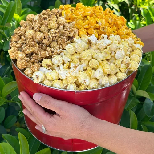 Vista 2 de Signature Popcorn - Lata de metal reutilizable rojo sólido de 2 galones - Mantequilla, caramelo y queso cheddar