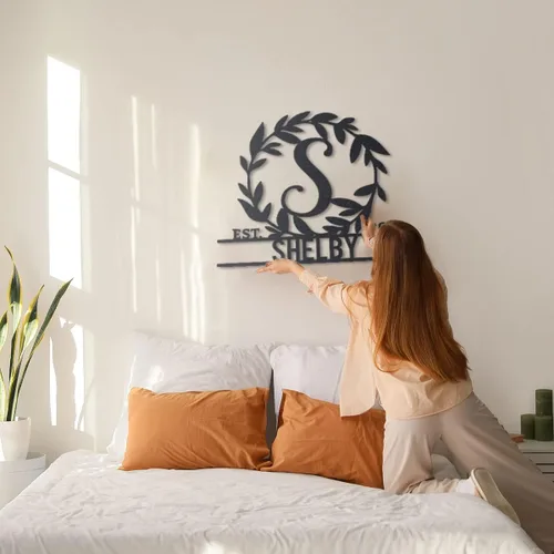 Vista 3 de RealSteel Arte de pared de metal personalizado, letra de monograma personalizada con corona decorativa, nombre de la familia, regalo personalizable