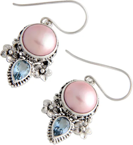 Vista 2 de NOVICA Aretes artesanales hechos a mano con perlas cultivadas de agua dulce y topacio azul, plata de ley 925, diseño floral de Indonesia blanca