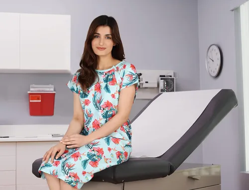 Vista 6 de Utopia Care Bata de hospital para mujer, suave, cómoda y elegante bata de paciente