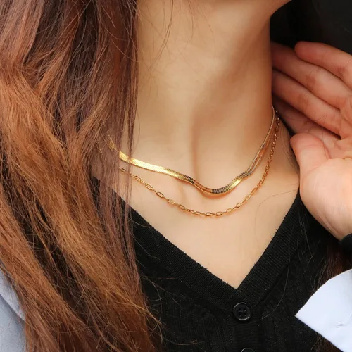 Vista 4 de JoycuFF Collar de oro para mujer, delicado collar de gargantilla en capas para mujer, caja de clip de serpiente, cuerda Figaro, collar de cadena