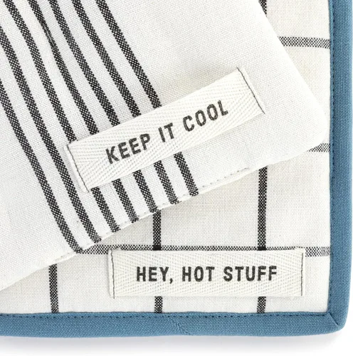 Vista 3 de DEMDACO Hey Hot Stuff Keep Cool - Juego de 2 agarraderas de algodón y poliéster, 7 x 9 pulgadas, color azul y negro