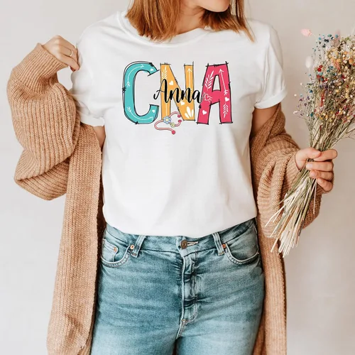 Vista 4 de Camisas CNA personalizadas, camisa de asistente de enfermería certificada, camiseta CNA personalizada, camiseta de asistente de enfermería