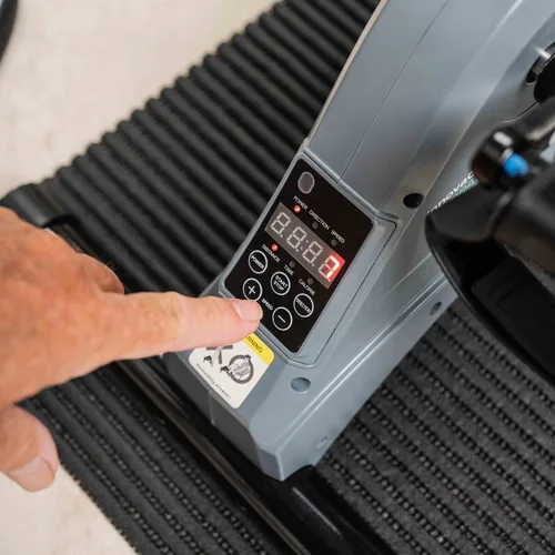 Vista 5 de Pedaleador Eléctrico Asistido para Piernas y Brazos con Esterilla y Mando Velora 3000 InnovaGoods