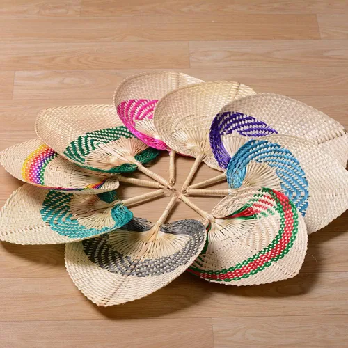 Vista 4 de Abanicos de mano de rafia de bambú natural, abanico de bambú de hoja de palmera, estilo chino, hecho a mano, diseño plegable tejido rústico