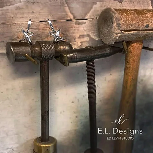 Vista 3 de Ed Levin, aretes de corazón secreto