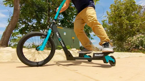Vista 5 de Razor DeltaWing Scooter Negro/Verde menta, Talla única
