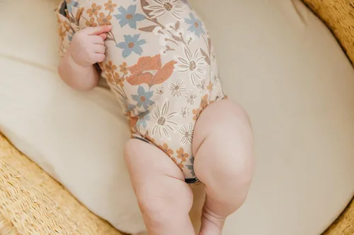 Vista 4 de Copper Pearl Body de manga corta para bebé Body ultra suave para recién nacidos, niños, niñas y bebés - Elegante, cómodo, hombros superpuestos, tela