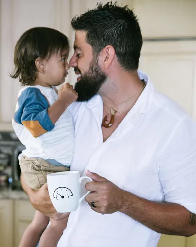 Vista 9 de Pearhead #DadLife - Taza para el día del padre, regalo para nuevos padres, regalo de niños, apto para lavavajillas y microondas, grande