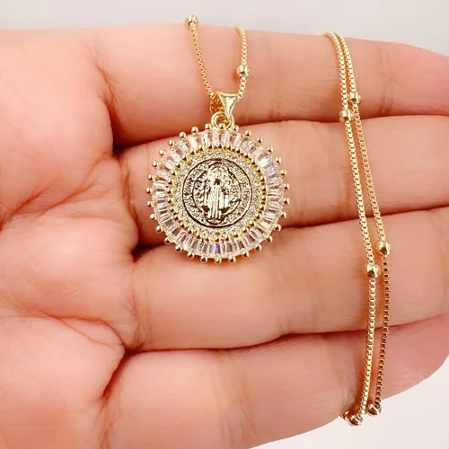 Vista 4 de LESLIE BOULES Medalla de San Benito 18K chapado en oro delicado collar de 18 pulgadas de longitud, Cristal