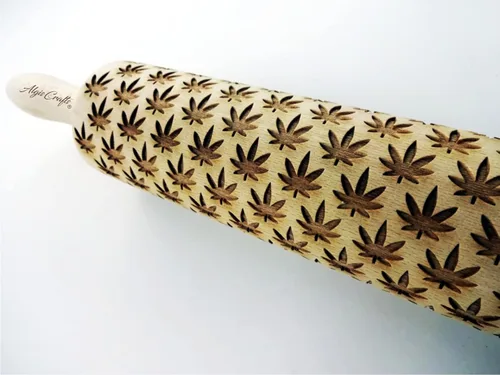 Vista 3 de CANNABIS ROLLING PIN PATRÓN CON HOJAS DE CANNABIS para COOKIES EMBOSSED