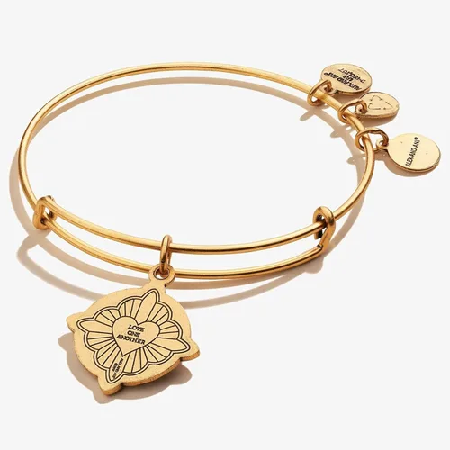 Vista 2 de Alex and Ani Divine Guides Pulsera expandible para mujer, dije grabado de Jesús, acabado rafaeliano, de 2 a 3.5 pulgadas