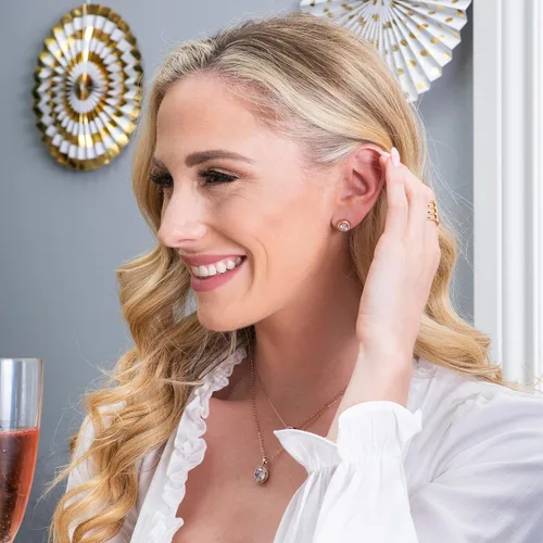 Vista 6 de Cate & Chloe Ariel - Aretes de tuerca chapados en oro blanco de 18 quilates, aretes de diamante simulado de plata, aretes de corte redondo