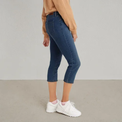 Vista 4 de Levi's Jeans capri moldeadores 311 para mujer (también disponibles en Plus)