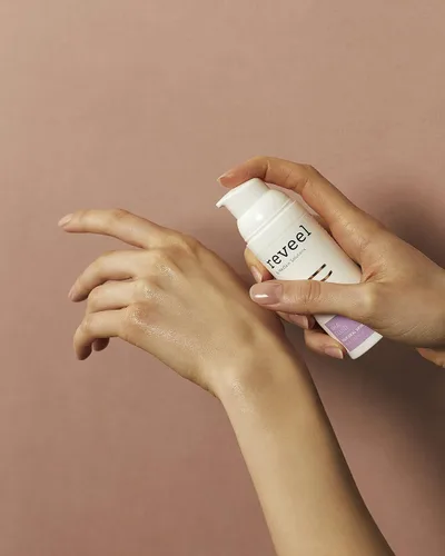 Vista 4 de AHA Fluid for Face by reveel - Suero exfoliante sin enjuague nocturno con 10% de AHA para hidratación y tez refinada - Líquido facial para mujeres