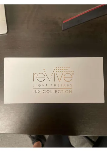 Vista 8 de reVive Light Therapy Lux Collection Soniqué Limpiador, Cepillo Limpiador Facial Sónico con Terapia de Luz Roja de Grado Médico para el Rostro