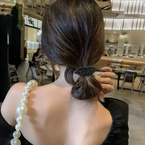 Vista 4 de 8 ligas para el pelo con perlas negras con cuentas elásticas de moda, coleteros elásticos para coleta de caballo con cuentas, elegantes y elegantes