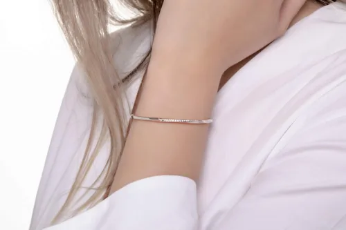 Vista 3 de Elegante joyero Pulsera de diamantes mobius para mujer en oro macizo en 9k, 14k y 18k, pulsera atemporal de oro macizo, brazalete hecho a mano