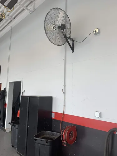 Vista 9 de TPI Corporation CACU30WO Ventilador oscilante de montaje en pedestal de alta velocidad de 30 pulgadas para garaje, comercial, industrial, motor de 3