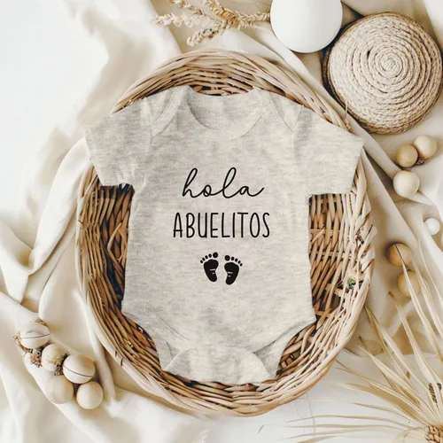Vista 3 de ¡Hola, Abuelitos! Anuncio de Embarazo Bodysuit Infantil para Abuelos Regalo para Abuelo y Abuela