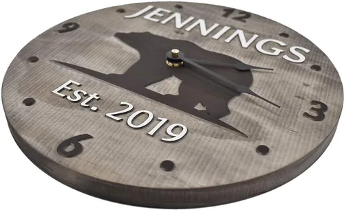 Vista 6 de Reloj de oso de madera hecho a mano de 11 pulgadas personalizado con apellido y año de boda