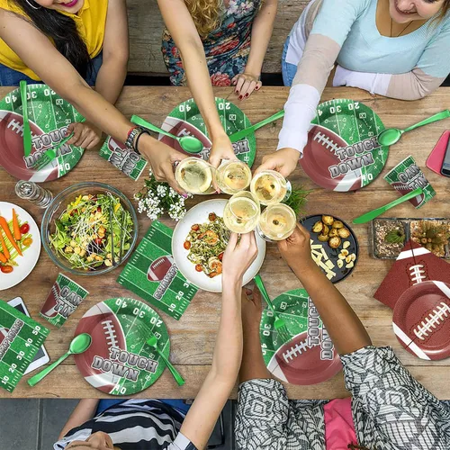 Vista 4 de Piooluialy Vajilla para fiestas de fútbol – Juego de decoraciones de fiesta de fútbol, incluye platos llanos, vasos, servilletas, cubiertos