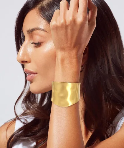 Vista 3 de Brazalete grueso de oro para mujer, pulsera ancha dorada martillada, pulsera de muñeca abierta, joyería de Navidad