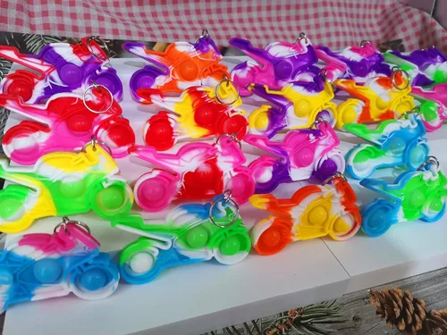 Vista 2 de Paquete de 30 mini juguetes sensoriales a granel para aliviar la ansiedad, regalos de fiesta para el aula, formas de motocicleta deportiva