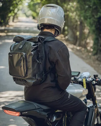 Vista 2 de RIDEIRON Mochila impermeable para motocicleta, bolsa seca con cierre superior enrollable para kayak, viajes, surf, navegación Fibra de carbono