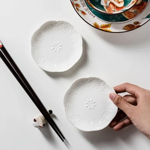Vista 5 de Sizikato 4 platos de aperitivo de porcelana blanca, plato de salsa de 3.5 pulgadas, encaje en relieve