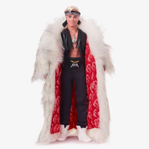 Vista 2 de Muñeca coleccionable de Ken de la película Barbie con gran abrigo de pelo sintético y chaleco de flecos negro con bandana