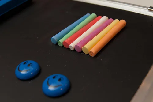 Vista 4 de Juego de pizarrón + accesorios Pizarra pequeña para colgar en la pared, pizarra negra con tizas, borrador e imanes para el hogar, cocina y oficina