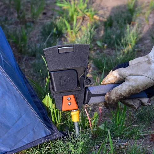 Vista 7 de GEAR AID Balta Camp Hatchet: una herramienta versátil para incendios y campamentos con cubierta de seguridad, martillo, cortador de leña y extractor