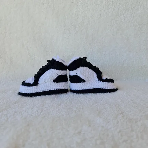 Vista 5 de Tenis de ganchillo orgánicos hechos a mano, botines Jordan suaves para recién nacidos con suela antideslizante, regalo personalizado para baby