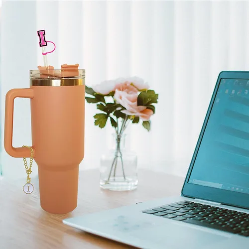 Vista 4 de Stanley - 2 fundas de popote para tazas de 30 y 40 onzas, 0.394 in de silicona con 2 dijes de letras personalizados, nombre de identificación