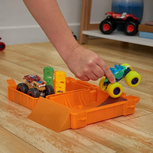 Vista 3 de Hot Wheels Monster Trucks Repostaje y pista de arranque para automóviles de juguete con bote de gas, incluye 2 vehículos, 4 años (HXT04)