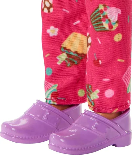 Vista 3 de Barbie Muñeca y accesorios, muñeca de chef pastelero profesional con sombrero y rebanada de pastel