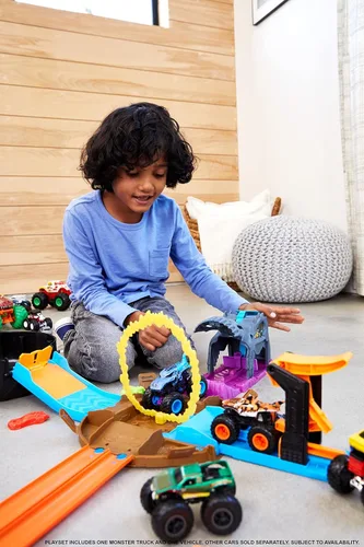 Vista 3 de Hot Wheels Monster Truck Pit & Launch Playsets con 1 Monster Truck y 1 Hot Wheels a escala 1:64, gran regalo para niños a partir de 4 años