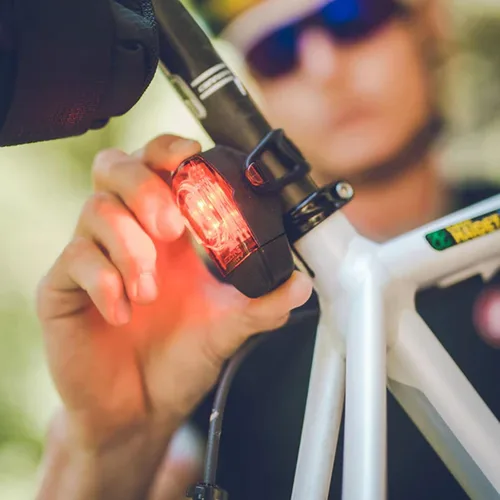 Vista 6 de LEZYNE KTV Drive - Luz trasera LED recargable IPX7 impermeable de visibilidad de 270 grados con múltiples modos, correa de montaje incluida