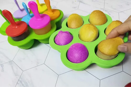 Vista 7 de Mini molde de silicona para paletas, molde para paletas de hielo de 7 cavidades con palitos de plástico coloridos, fabricantes de paletas