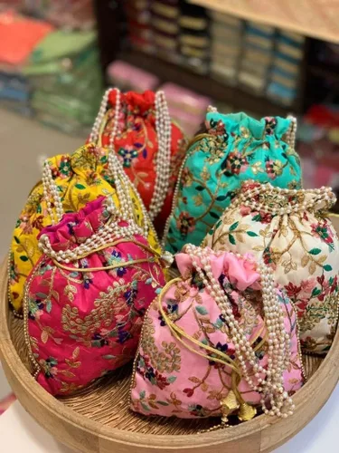 Vista 3 de Bolsas Potli de diseñador para mujer, Rajasthan batwa para bodas y fiestas, bolsa de seda bordada de diseñador étnico indio, bolso de mano