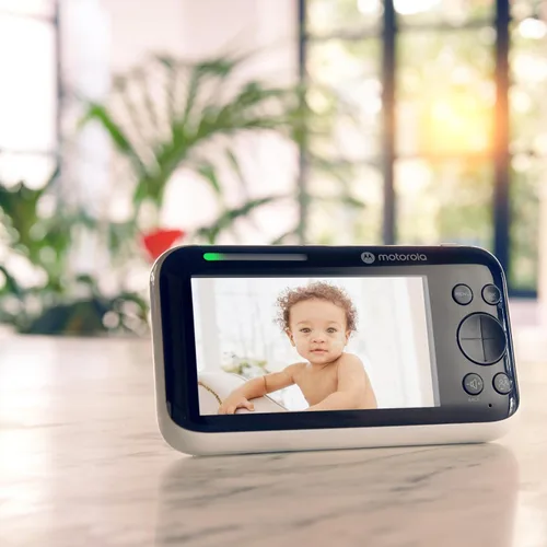 Vista 2 de Motorola Nursery Monitor de video WiFi para bebés con cámara y audio, pantalla de 5 pulgadas, conexión HD PIP1510, rango de 1000 pies, montaje