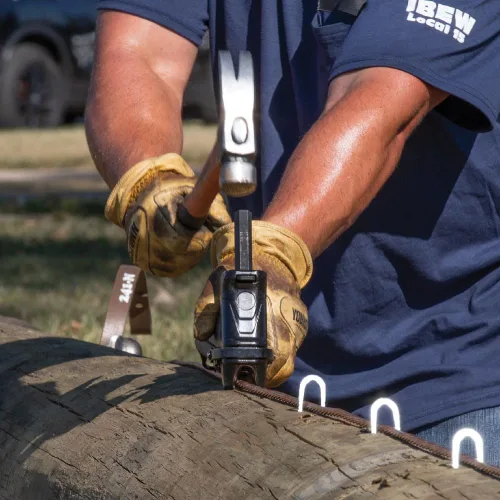 Vista 4 de Klein Tools STP100 - Arrancador de grapas resistente para aplicaciones de utilidad, tiene capacidad para 35-40 grapas, uso con grapas Klein Tools